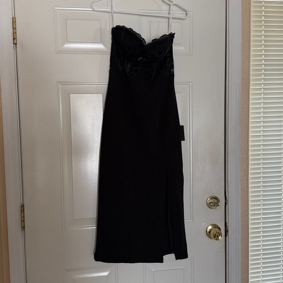 Elegant Black Lace Strapless Dress - Picture 3 of 4